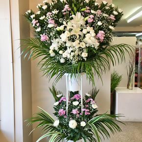 ボリュームや内容により価格が変わります。 1段／15,000円+税～、2段／20,000円+税～