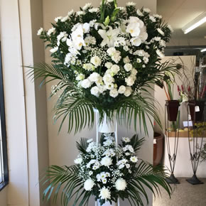 ボリュームや内容により価格が変わります。 1段／15,000円+税～、2段／20,000円+税～